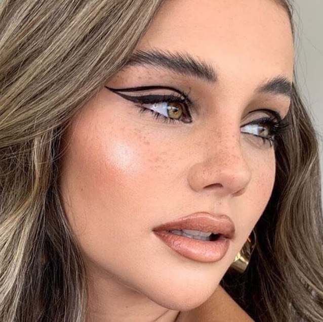 خط چشم گربه ای برای چشم عسلی یا سبز