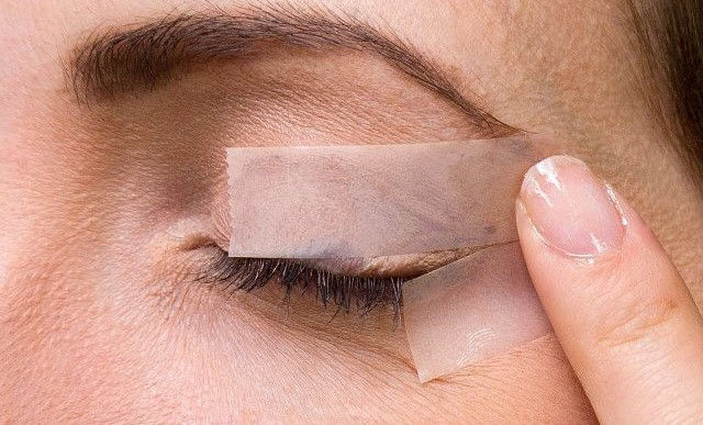 خط چشم گربه ای با چسب
